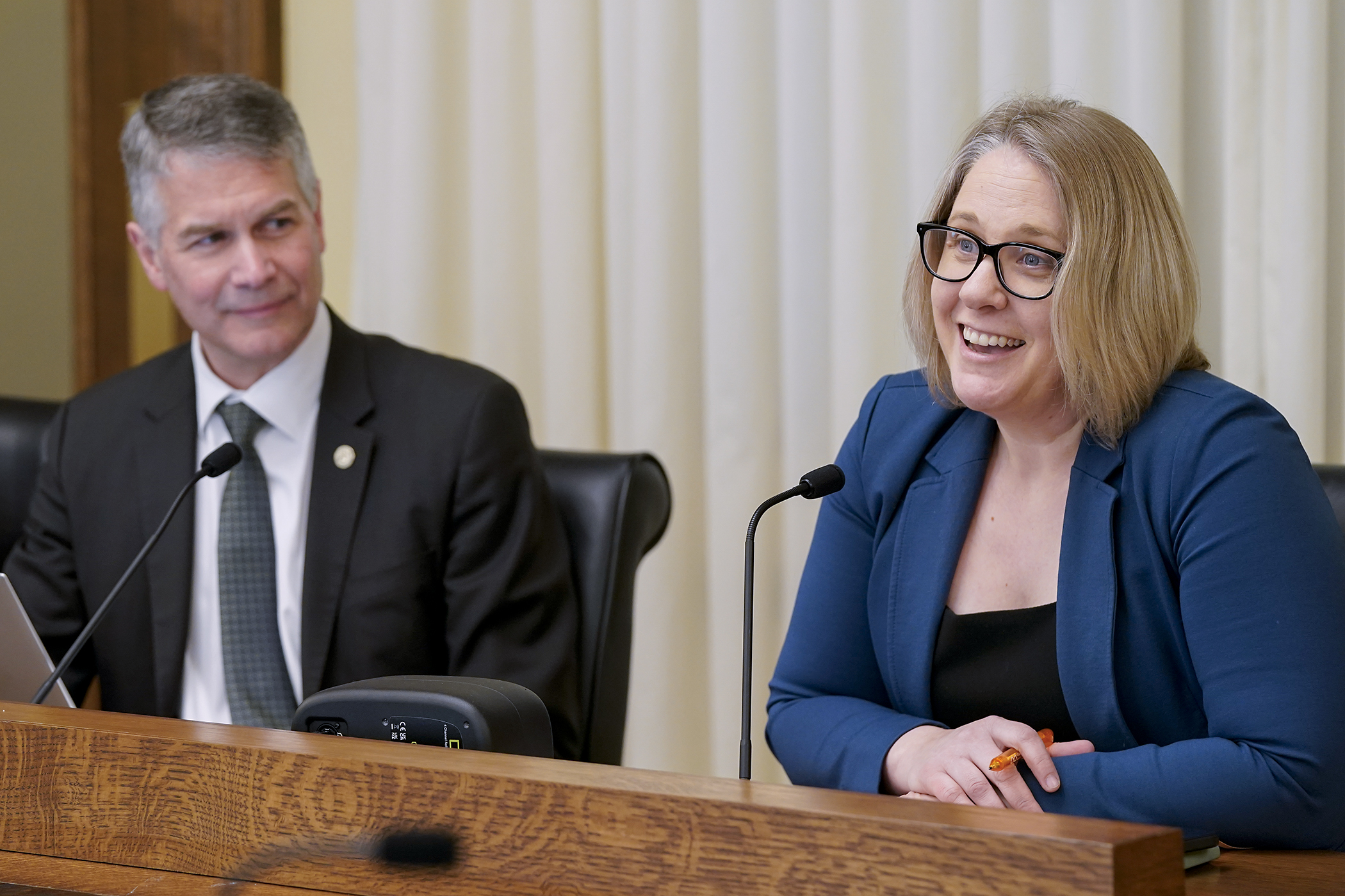 Nina Axelson, president and founder of Grid Catalyst, testifies before the House Energy Finance and Policy Committee in support of a plan to create the Minnesota Energy Alley initiative. Rep. Larry Kraft, left, sponsors HF1013. (Photo by Michele Jokinen)